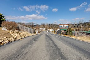 7 Mi to Dollywood: Cozy Cabin w/ Patio & Grill!