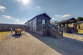 7 Mi to Dollywood: Cozy Cabin w/ Patio & Grill!