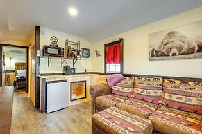 7 Mi to Dollywood: Cozy Cabin w/ Patio & Grill!