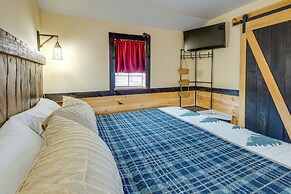 7 Mi to Dollywood: Cozy Cabin w/ Patio & Grill!