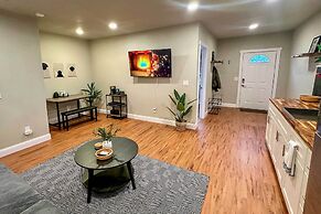 Apt 10 Mi to Portland: Walk to Bus Stop!