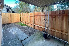 Apt 10 Mi to Portland: Walk to Bus Stop!