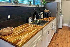 Apt 10 Mi to Portland: Walk to Bus Stop!