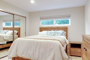 2 Mi to Promenade at Westlake: Mtn-view Haven!