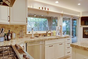 2 Mi to Promenade at Westlake: Mtn-view Haven!