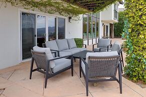 2 Mi to Promenade at Westlake: Mtn-view Haven!