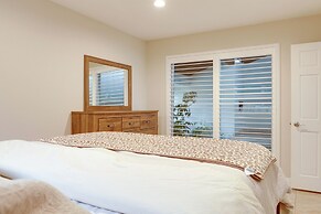 2 Mi to Promenade at Westlake: Mtn-view Haven!