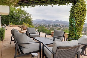 2 Mi to Promenade at Westlake: Mtn-view Haven!