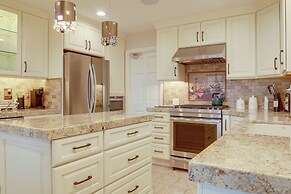 2 Mi to Promenade at Westlake: Mtn-view Haven!