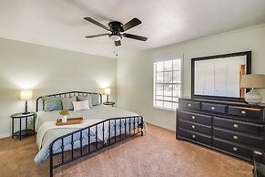 2 Mi to Gulfport Beaches: Poolside Paradise!