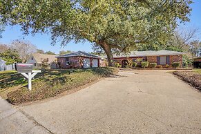 2 Mi to Gulfport Beaches: Poolside Paradise!