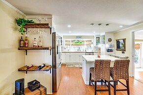 < 1 Mi to Boat Ramp: Canal-front Retreat in Astor!