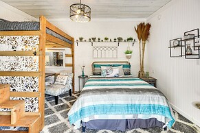 < 1 Mi to Boat Ramp: Canal-front Retreat in Astor!