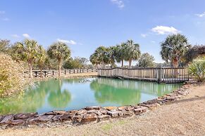 Nature Coast Farmhouse w/ Screened-in Porch!