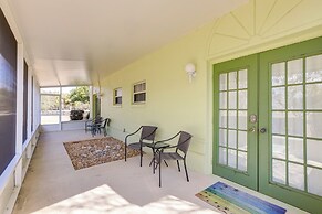 Nature Coast Farmhouse w/ Screened-in Porch!