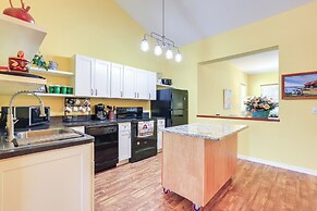 Nature Coast Farmhouse w/ Screened-in Porch!