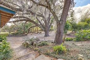 Nature Coast Farmhouse w/ Screened-in Porch!