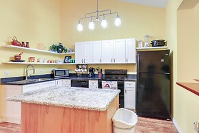 Nature Coast Farmhouse w/ Screened-in Porch!