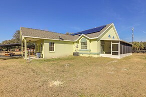 Nature Coast Farmhouse w/ Screened-in Porch!