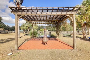 Nature Coast Farmhouse w/ Screened-in Porch!