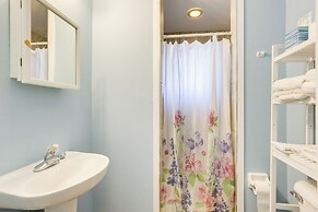 Nature Coast Farmhouse w/ Screened-in Porch!