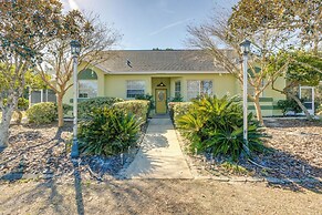 Nature Coast Farmhouse w/ Screened-in Porch!