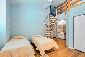 Nature Coast Farmhouse w/ Screened-in Porch!