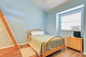 Nature Coast Farmhouse w/ Screened-in Porch!