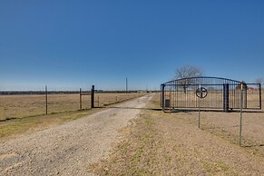Farmhouse w/ RV Parking: Close to Lake Ray Roberts