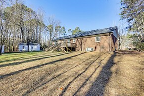 Family Friendly: Chic Retreat in Rocky Mount!