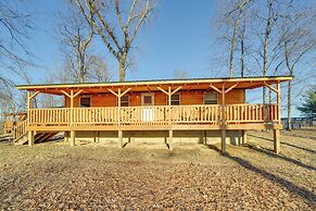 Pond-view Cabin Near Louisville on Racehorse Farm!
