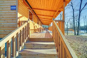 Pond-view Cabin Near Louisville on Racehorse Farm!