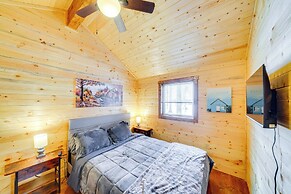 La Grange Cabin on a Racehorse Farm w/ Pond Views!