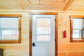 La Grange Cabin on a Racehorse Farm w/ Pond Views!