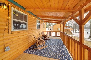 La Grange Cabin on a Racehorse Farm w/ Pond Views!