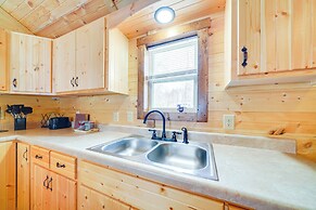 La Grange Cabin on a Racehorse Farm w/ Pond Views!