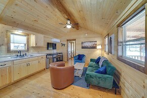 28 Mi to Downtown Louisville: Serene Farm Getaway