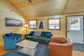 28 Mi to Downtown Louisville: Serene Farm Getaway