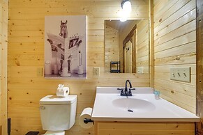 28 Mi to Downtown Louisville: Serene Farm Getaway