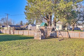 Family-friendly Cottage w/ Playground in Centralia