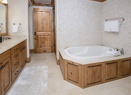 Vail Mountain View #402 4 Bedroom Condo