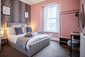 The Lanterns - 9 Bedroom - Sleeps 17 - Saundersfoot Village Centre