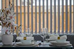 Stylish 4 Bed Apartment- Private Garden & Sleeps 8