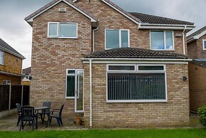 Stylish 4 Bed Apartment- Private Garden & Sleeps 8
