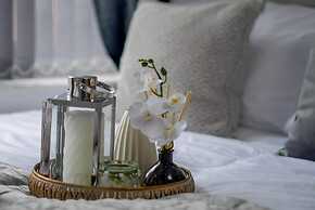 Stylish 4 Bed Apartment- Private Garden & Sleeps 8
