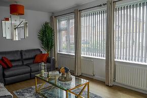 Stylish 4 Bed Apartment- Private Garden & Sleeps 8