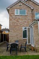 Stylish 4 Bed Apartment- Private Garden & Sleeps 8