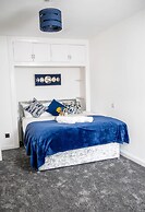 Stylish 4 Bed Apartment- Private Garden & Sleeps 8
