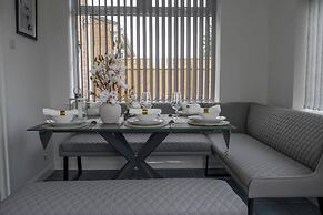 Stylish 4 Bed Apartment- Private Garden & Sleeps 8