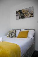 Stylish 4 Bed Apartment- Private Garden & Sleeps 8